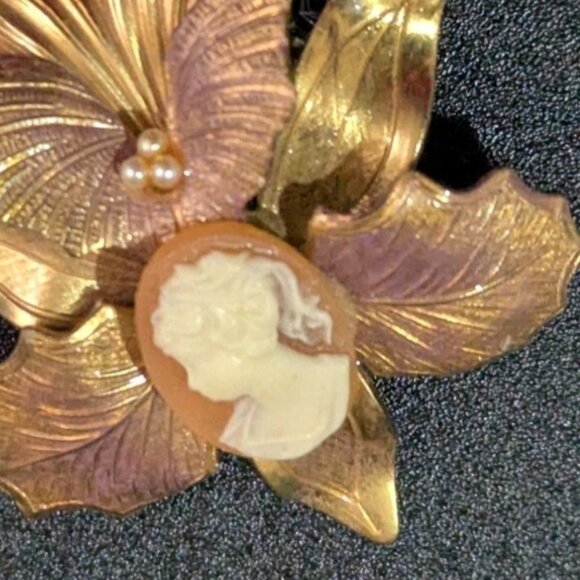 Vintage Gold Tone Floral Brooch With Cameo And Pearls 2-Inch Elegant Retro Jewel - Picture 2 of 7